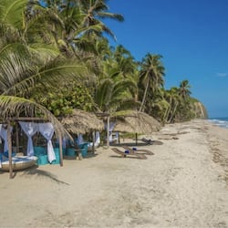 Sulla spiaggia, un bar sulla spiaggia
