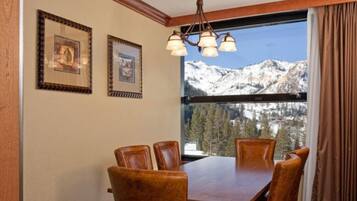 公寓式客房, 2 间卧室 | 客房内用餐