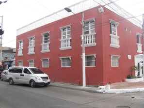 Vista frontal de la propiedad