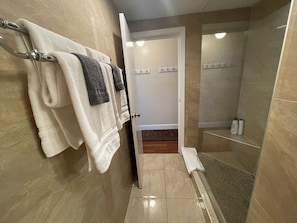 Private Apartment, 2 Bedroom, Full Kitchen, Ground Floor, Unit 2, Arctic Fox Vacation Rentals | 浴室 | 淋浴设施、免费洗浴用品、毛巾、肥皂