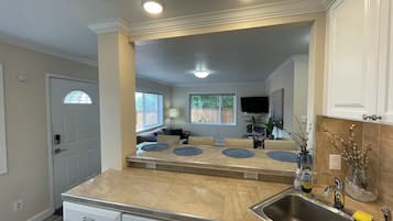 Private Apartment, 2 Bedroom, Full Kitchen, Ground Floor, Unit 1, Arctic Fox Vacation Rentals | Cozinha privada