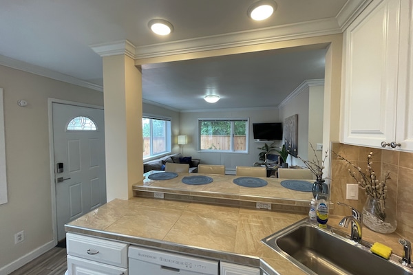 Private Apartment, 2 Bedroom, Full Kitchen, Ground Floor, Unit 1, Arctic Fox Vacation Rentals | Cozinha privada