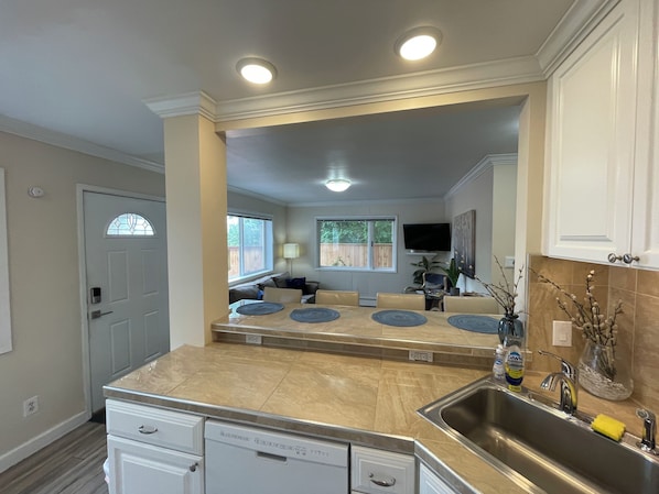 Private Apartment, 2 Bedroom, Full Kitchen, Ground Floor, Unit 1, Arctic Fox Vacation Rentals | Cocina privada