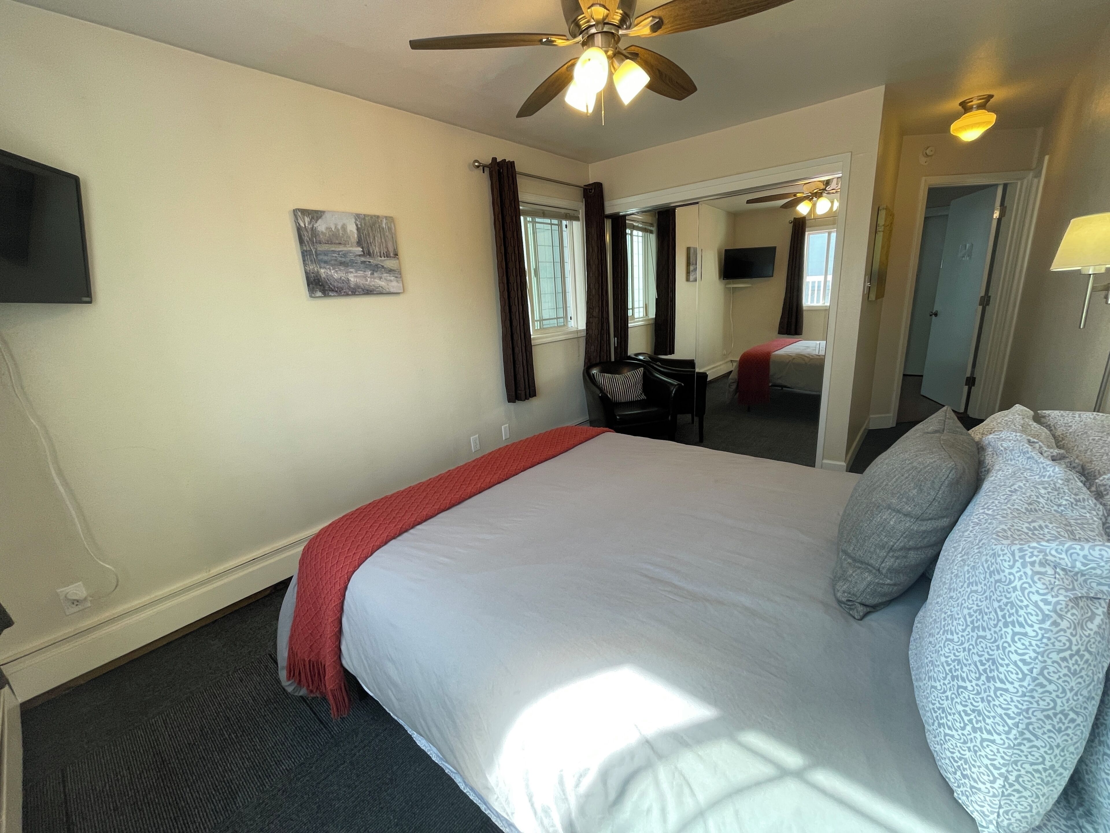 Private Room, Queen Bed, Private Bathroom, Room C, Arctic Fox