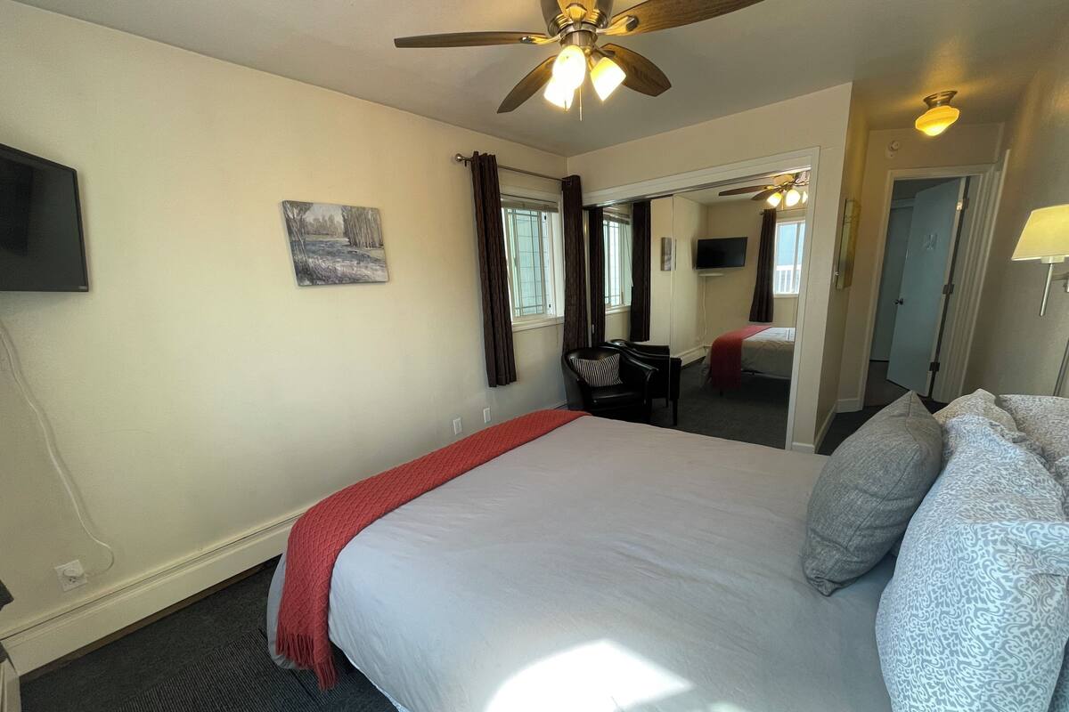 Private Room, Queen Bed, Private Bathroom, Room C, Arctic Fox | 암막 커튼, 무료 WiFi, 각각 다른 스타일의 인테리어, 각각 다르게 가구 비치