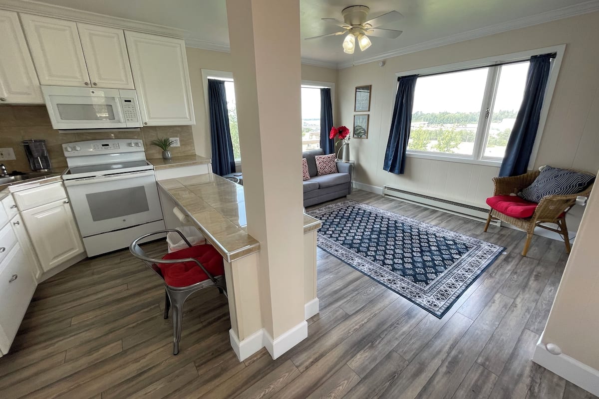 Private Apartment, 1 Bedroom, Full Kitchen, Partial Sea View, Unit 7, Arctic Fox Vacation Rentals | Coin séjour
