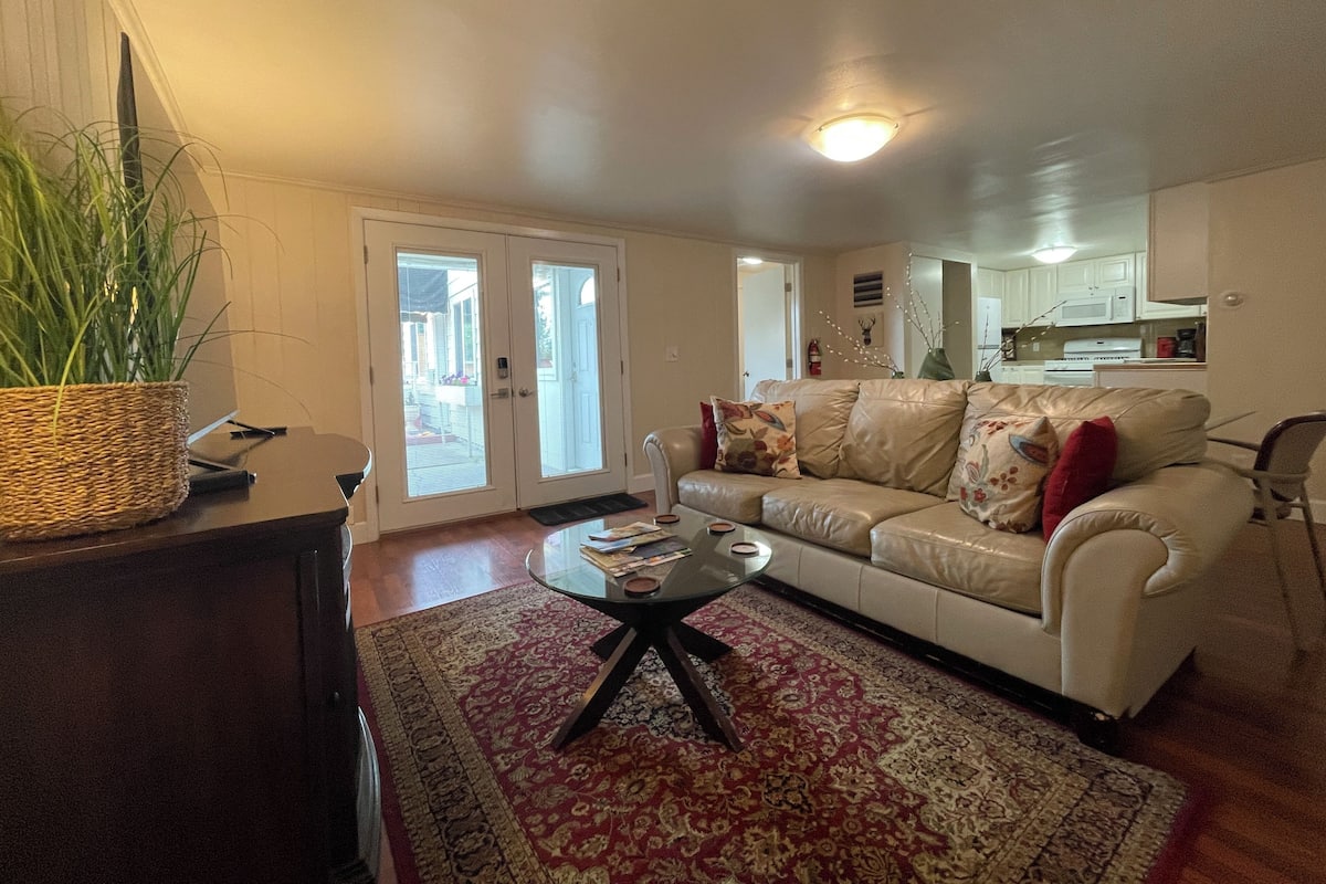 Private Apartment, 2 Bedroom, Full Kitchen, Ground Floor, Unit 2, Arctic Fox Vacation Rentals | Coin séjour