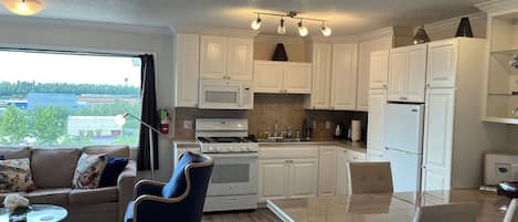 Private Apartment, 1 Bedroom, Full Kitchen, Unit 5, Arctic Fox Vacation Rentals | 起居區 | 智慧型電視