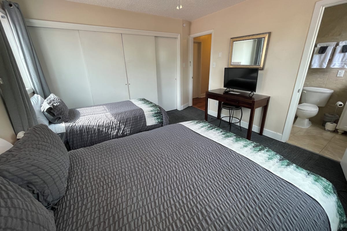 Private Room, Queen and Twin Bed, Private Bathroom, Room A, Arctic Fox | 암막 커튼, 무료 WiFi, 각각 다른 스타일의 인테리어, 각각 다르게 가구 비치