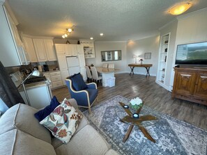 Private Apartment, 1 Bedroom, Full Kitchen, Unit 5, Arctic Fox Vacation Rentals | Área de sala de estar | Smart TV 