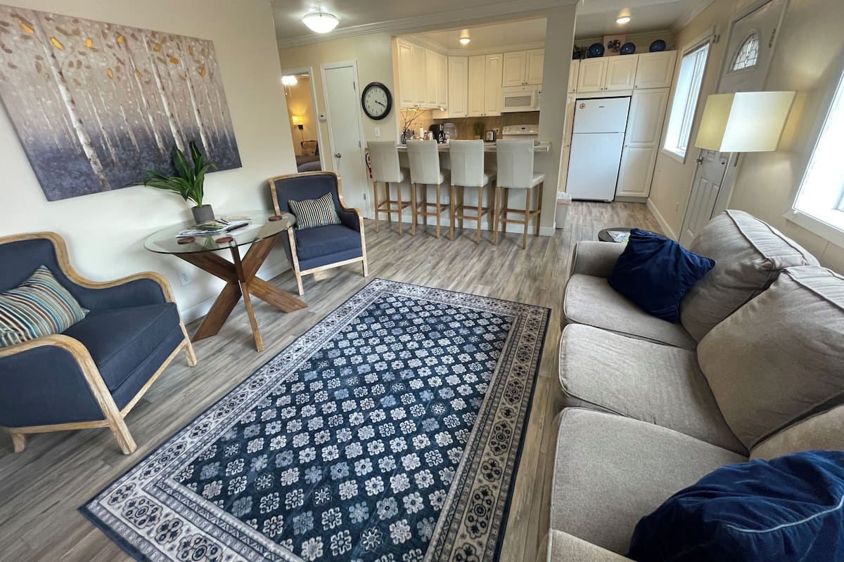 Private Apartment, 2 Bedroom, Full Kitchen, Ground Floor, Unit 1, Arctic Fox Vacation Rentals | 거실 공간 | 스마트 TV