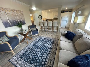 Private Apartment, 2 Bedroom, Full Kitchen, Ground Floor, Unit 1, Arctic Fox Vacation Rentals | Área de sala de estar | Smart TV 