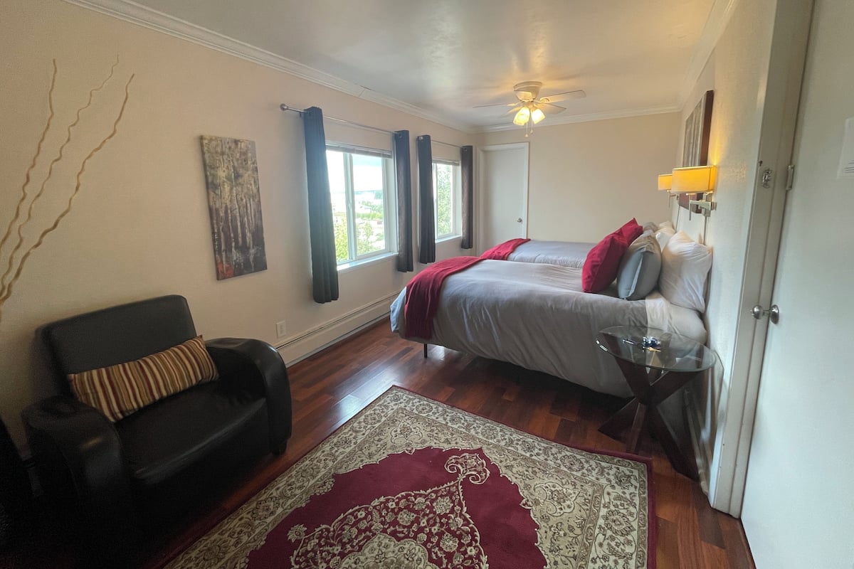Private Room, Queen Bed, Shared Bathroom, Room J, Arctic Fox | 암막 커튼, 무료 WiFi, 각각 다른 스타일의 인테리어, 각각 다르게 가구 비치