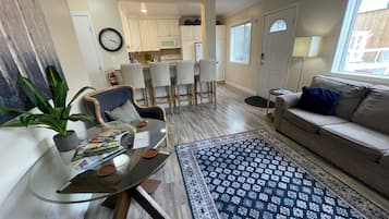 Private Apartment, 2 Bedroom, Full Kitchen, Ground Floor, Unit 1, Arctic Fox Vacation Rentals | Área de estar | Smart TV