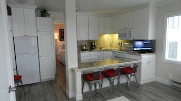 Private Apartment, 1 Bedroom, Full Kitchen, Partial Sea View, Unit 7, Arctic Fox Vacation Rentals | Einkaeldhús