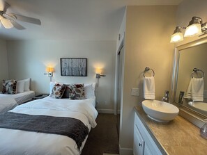 Decoración personalizada, muebles diferentes y cortinas blackout 