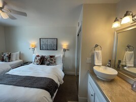 Decoración personalizada, muebles diferentes y cortinas blackout 