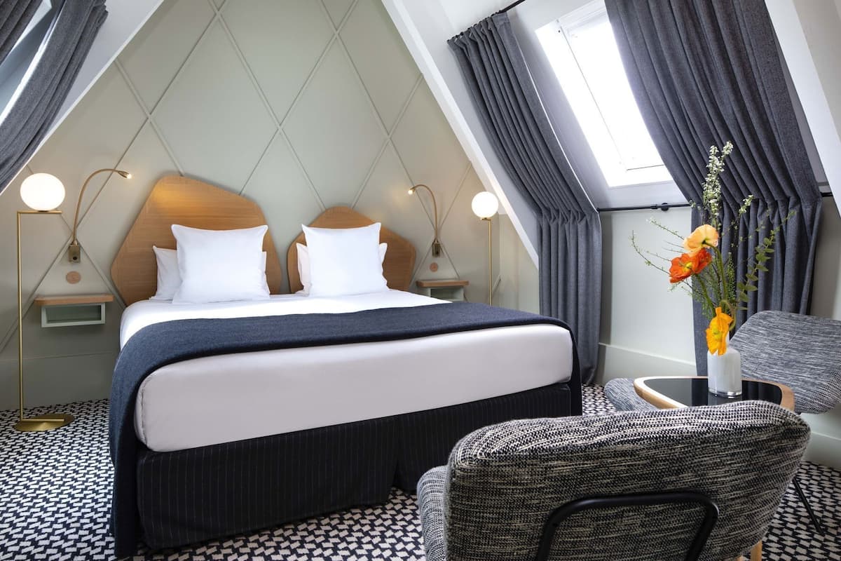 Bộ đồ giường cao cấp, minibar, két bảo mật tại phòng 