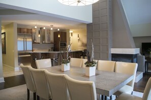 Premium Penthouse, 3 Bedrooms, Hot Tub | Makan dalam bilik