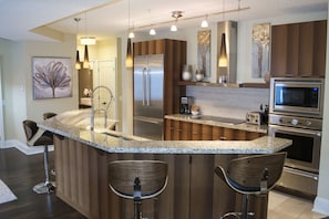 Refrigerador, microondas, horno, placa de cocina