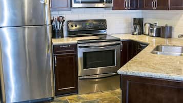Standard Suite, 1 King Bed, Kitchen | Private kitchen | Fridge, microwave, oven, stovetop