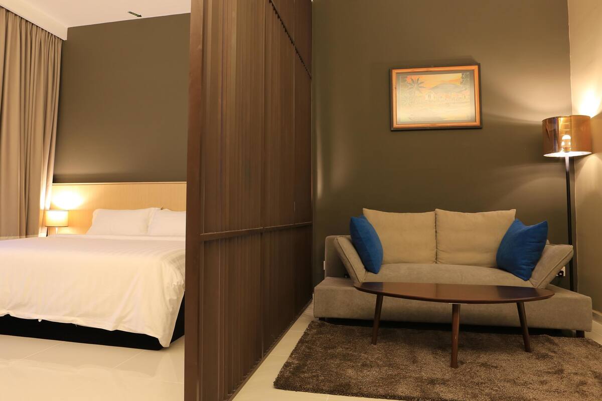Minibar, coffres-forts dans les chambres, bureau, rideaux occultants