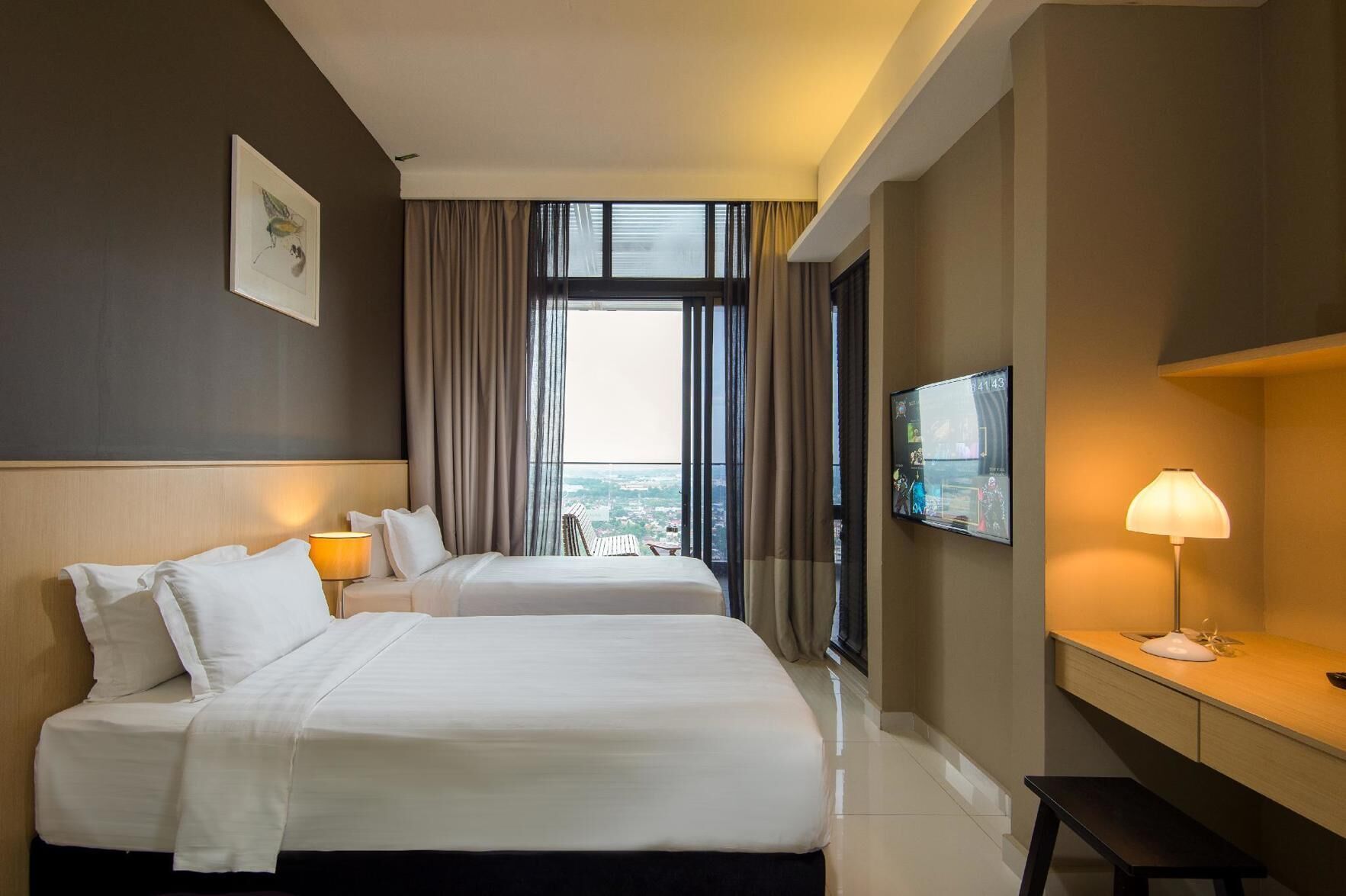 Minibar, brankas, meja kerja, dan tirai kedap cahaya
