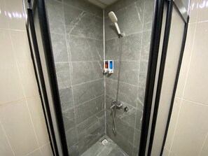 Shower, free toiletries, hair dryer, slippers - Airport Best Hotel (Istanbul)
