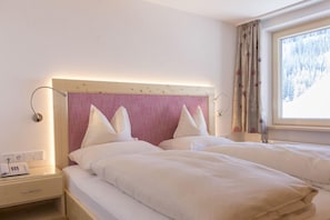Comfort Double Room, Valley View | Down duvets, in-room safe, desk, soundproofing - Pension Daniel (Lech am Arlberg)