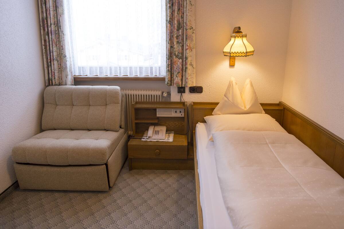 Single Room, Valley View | Down comforters, in-room safe, desk, soundproofing