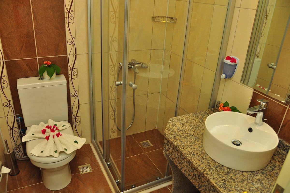 Douche, articles de toilette gratuits, sèche-cheveux