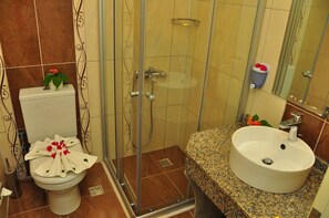 Shower, free toiletries, hair dryer - Selenium Hotel (Manavgat)