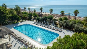 3 室外游泳池，日光浴躺椅