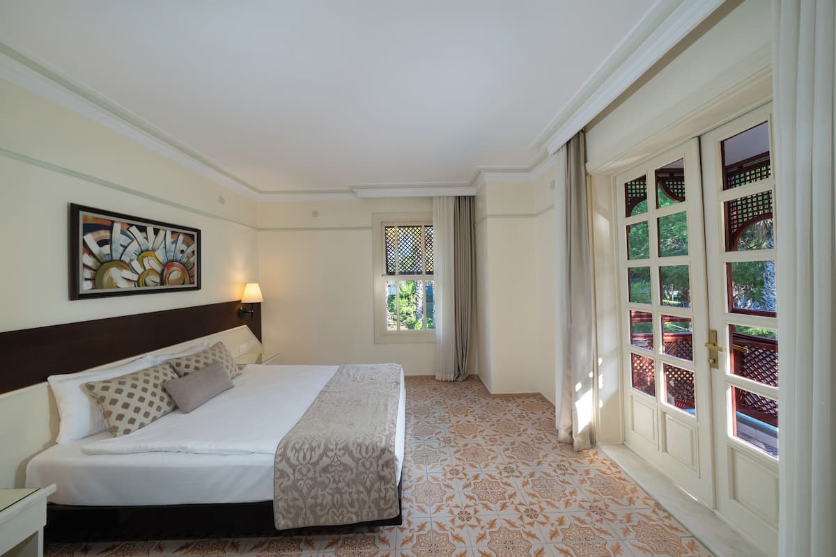 Free minibar, in-room safe, desk, free cots/infant beds