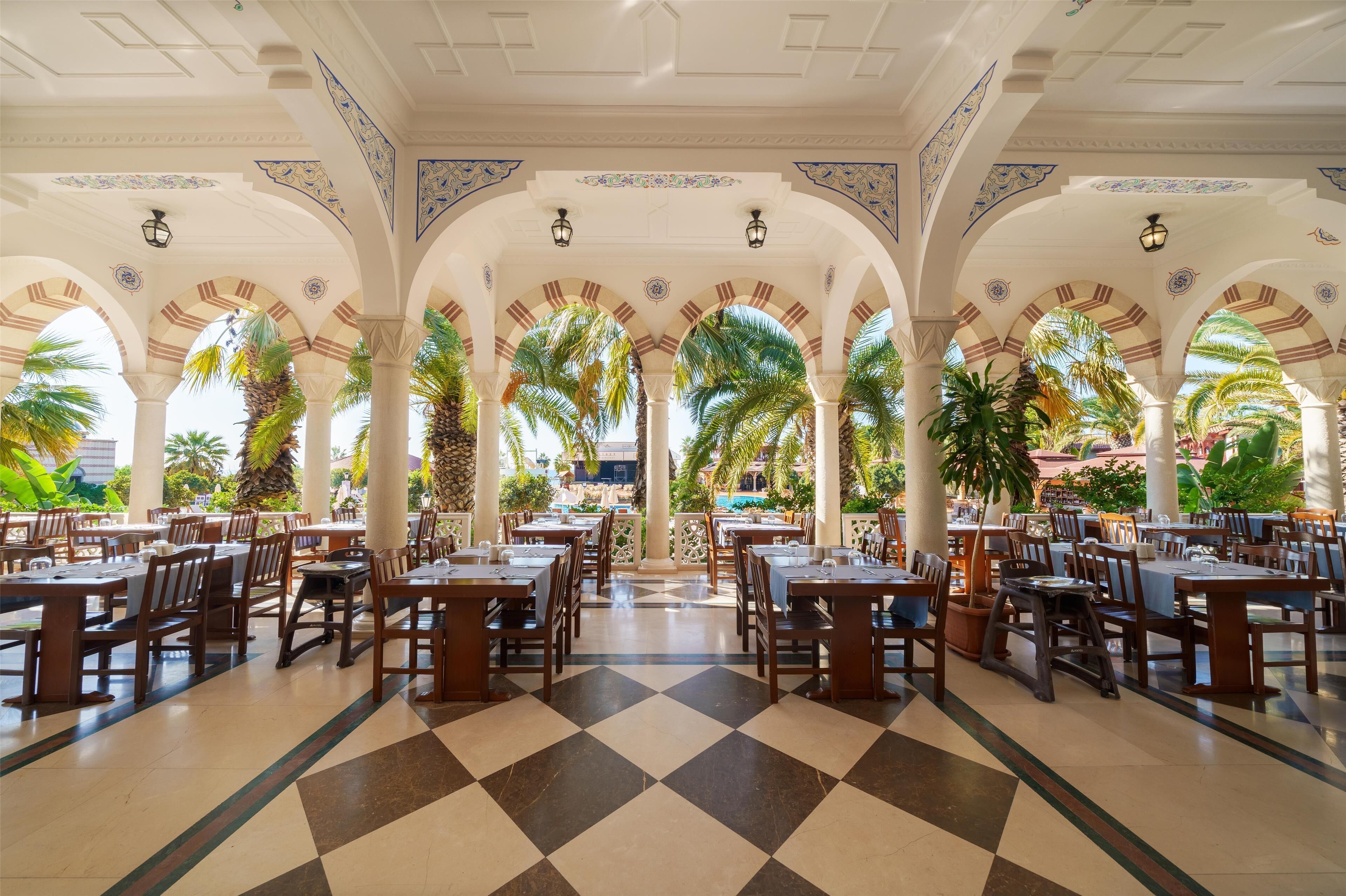 6 restaurants; breakfast, lunch, and dinner served