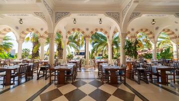 6 restaurants; breakfast, lunch, and dinner served
