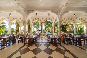 6 restaurants; breakfast, lunch and dinner served 