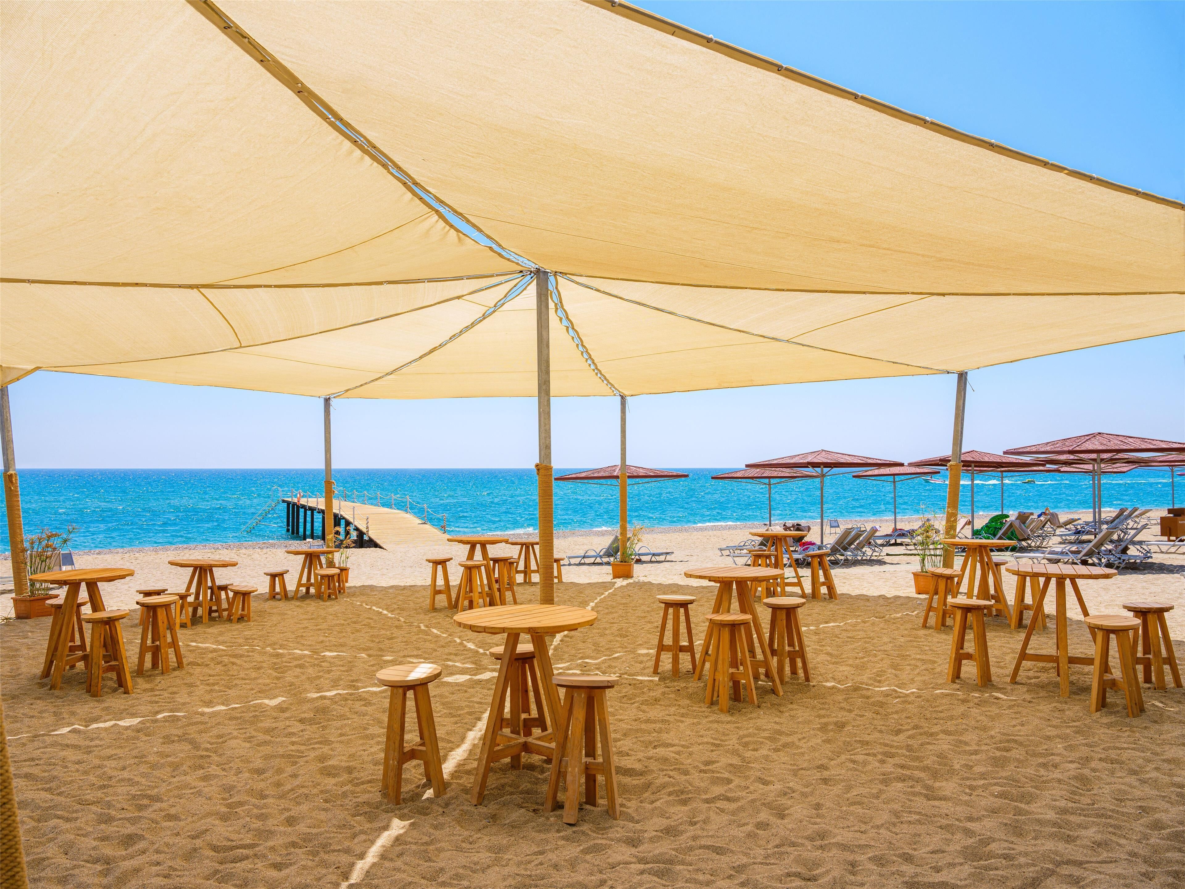 5 bars/lounges, poolside bar
