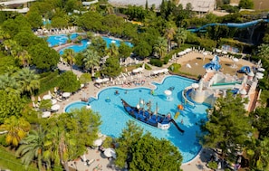 3 outdoor pools, pool loungers