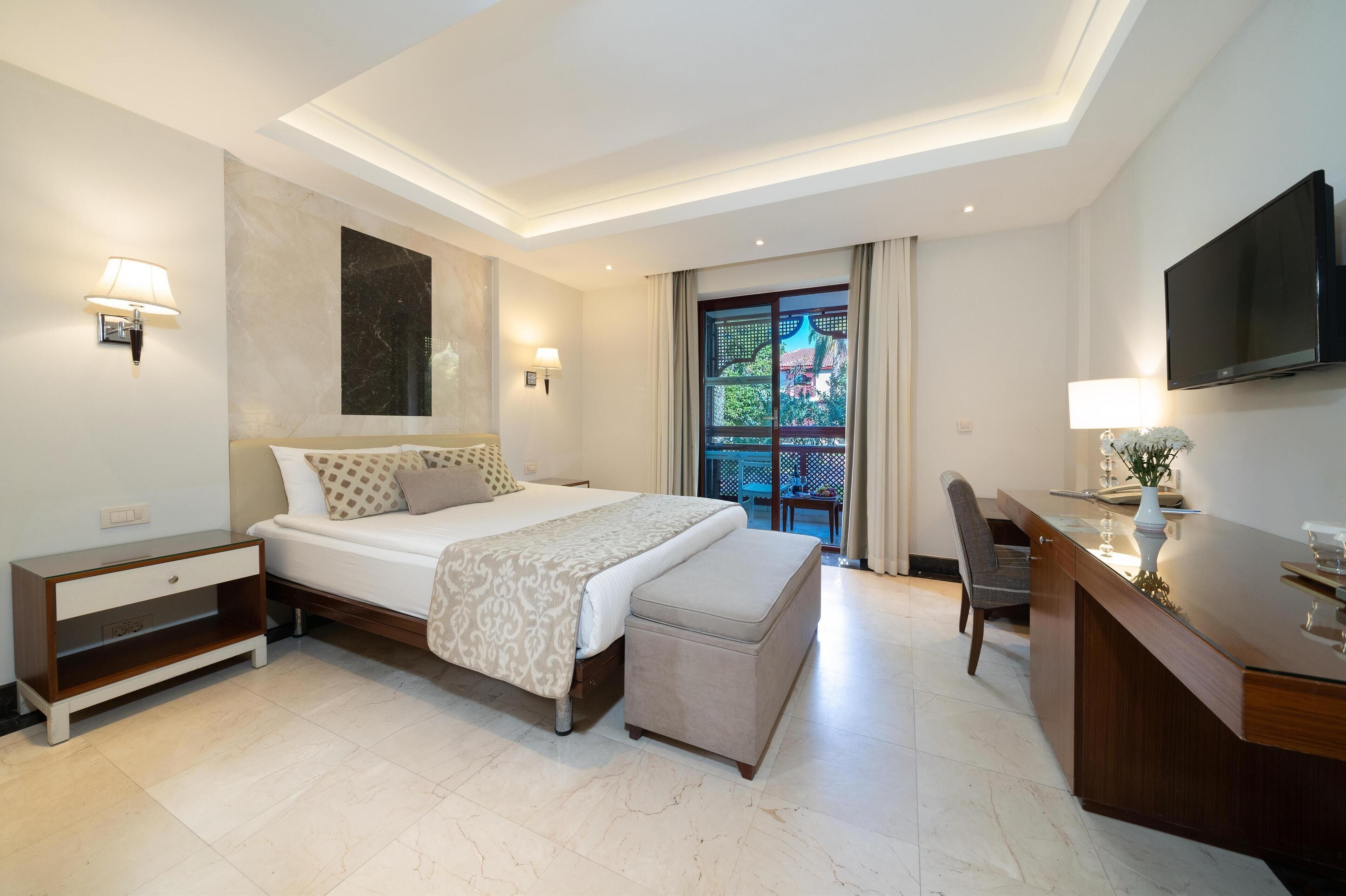 Minibar với thức uống miễn phí, két bảo mật tại phòng, bàn 