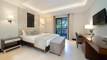 Minibar với thức uống miễn phí, két bảo mật tại phòng, bàn