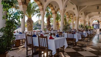 6 restaurants, breakfast, lunch, dinner served; international cuisine