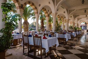 6 ristoranti, aperti a colazione e a pranzo, cucina internazionale