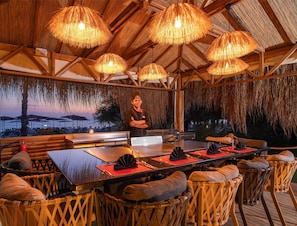 6 restaurants, breakfast, lunch, dinner served; international cuisine