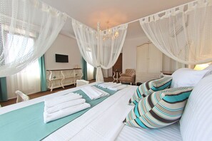 Honeymoon Suite | In-room safe, free cribs/infant beds, rollaway beds, free WiFi