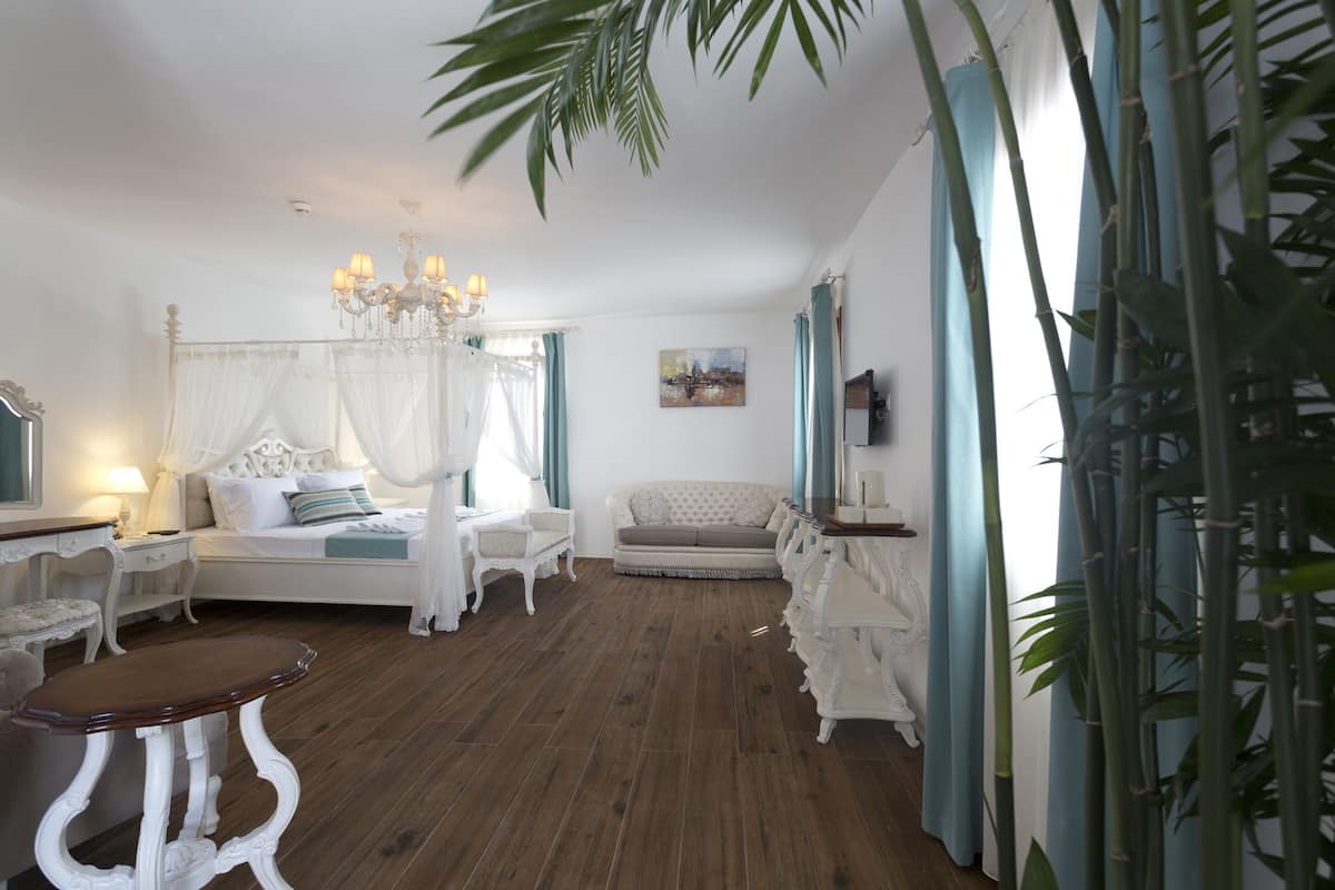 Honeymoon Suite | In-room safe, free cots/infant beds, rollaway beds, free WiFi