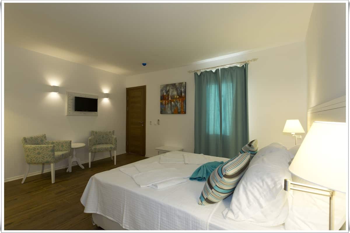 Deluxe Room, Sea View | Living area | 25-inch TV with satellite channels