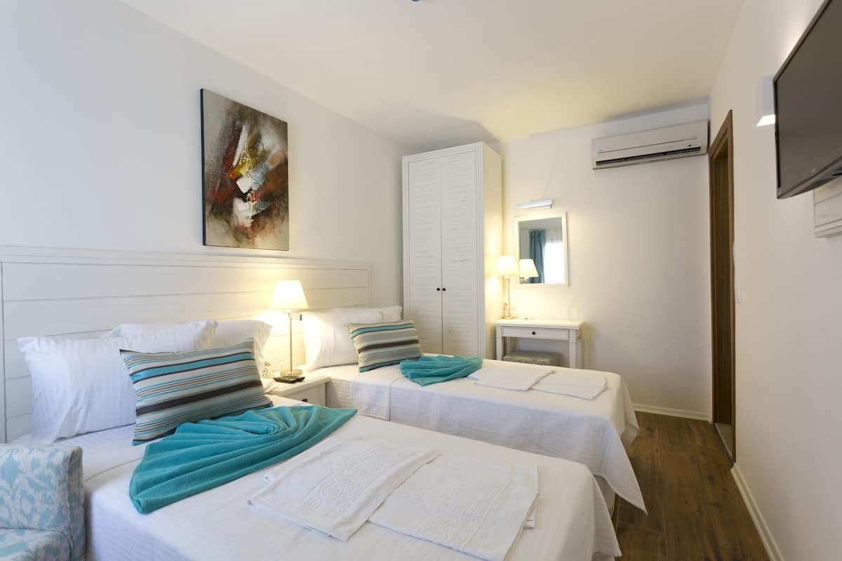 Economy Twin Room | In-room safe, free cots/infant beds, rollaway beds, free WiFi
