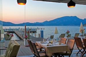 Se sirven desayunos, comidas, cenas y cocina internacional