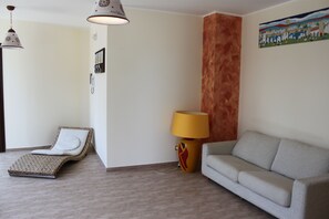 Leilighet – panorama, terrasse, byutsikt | Oppholdsområde | Flatskjerm-TV